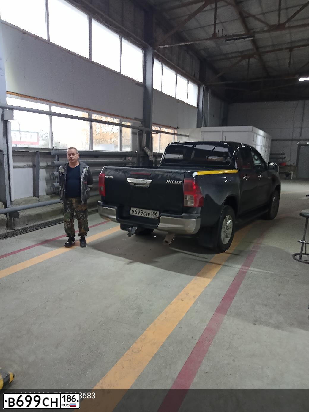 Фото автомобиля TOYOTA HILUX, 2019 — госномер В699СН186. Цвет: ЧЕРНЫЙ