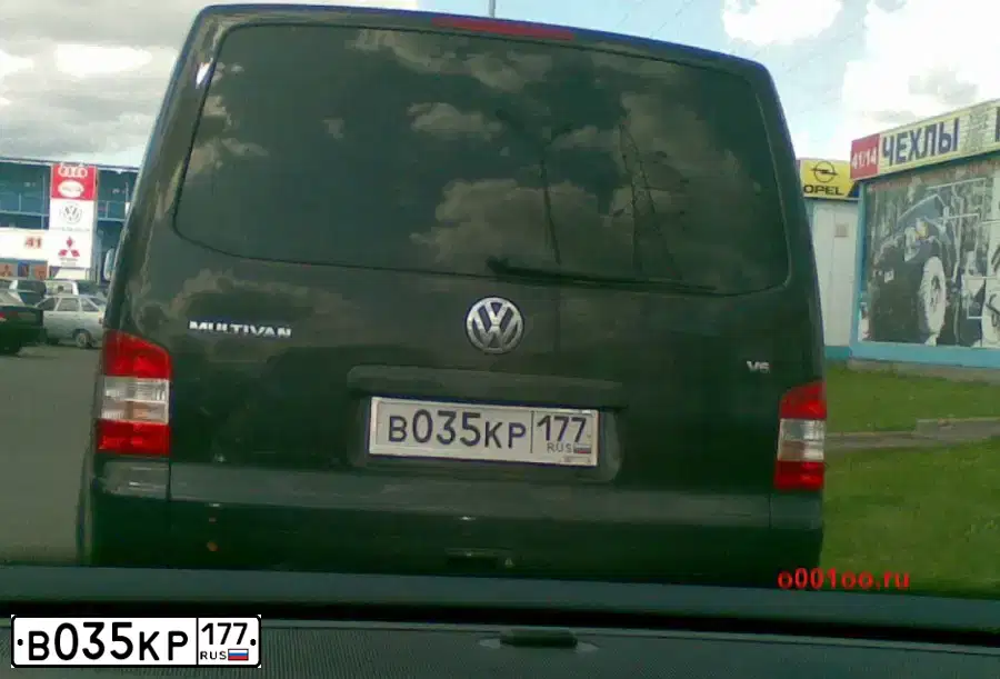 Фото автомобиля VOLKSWAGEN MULTIVAN, 2006 — госномер В035КР177. Цвет: ЧЕРНЫЙ