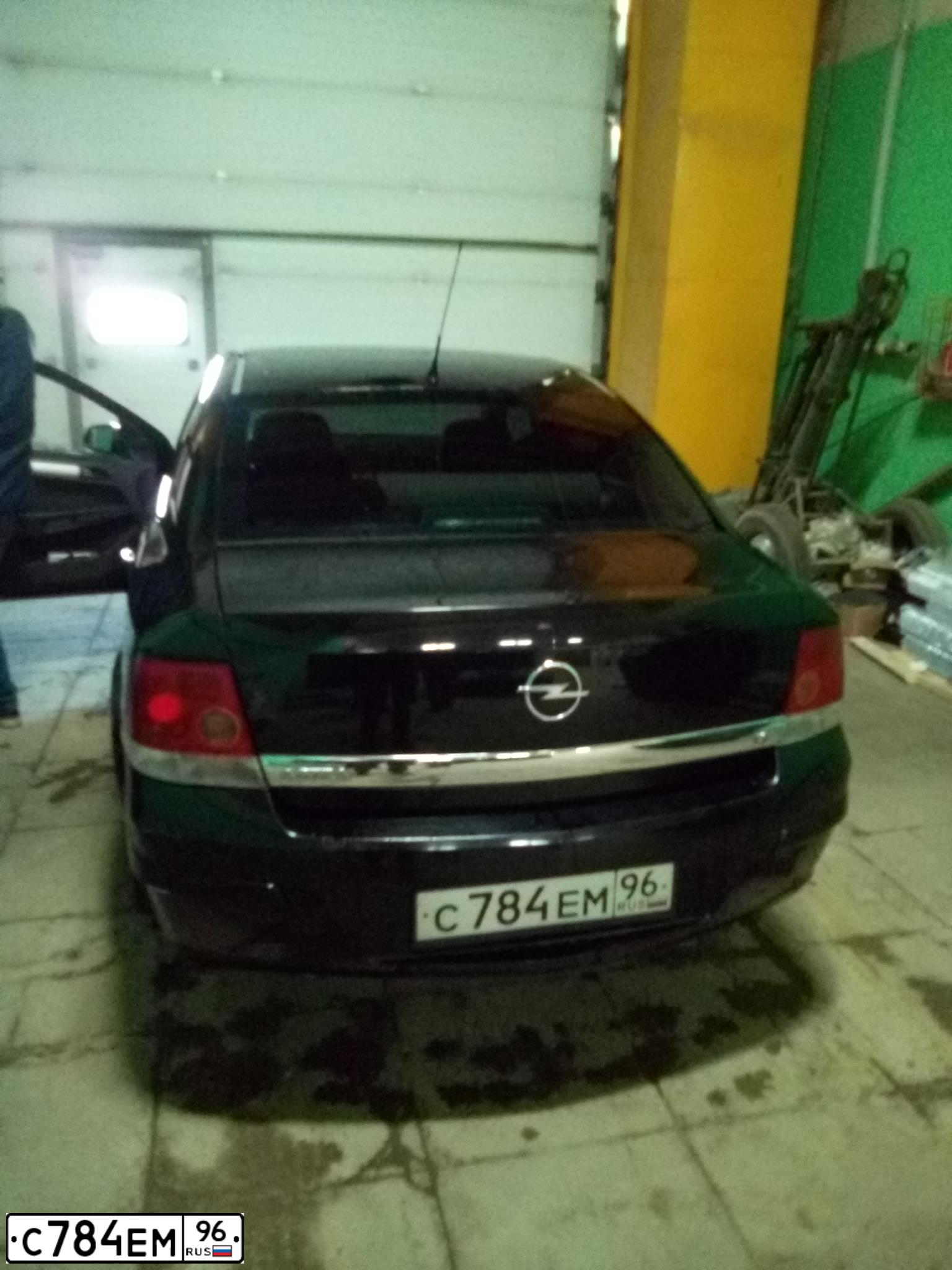 Фото автомобиля OPEL ASTRA, 2008 — госномер М240ВМ96. Цвет: ЧЕРНЫЙ