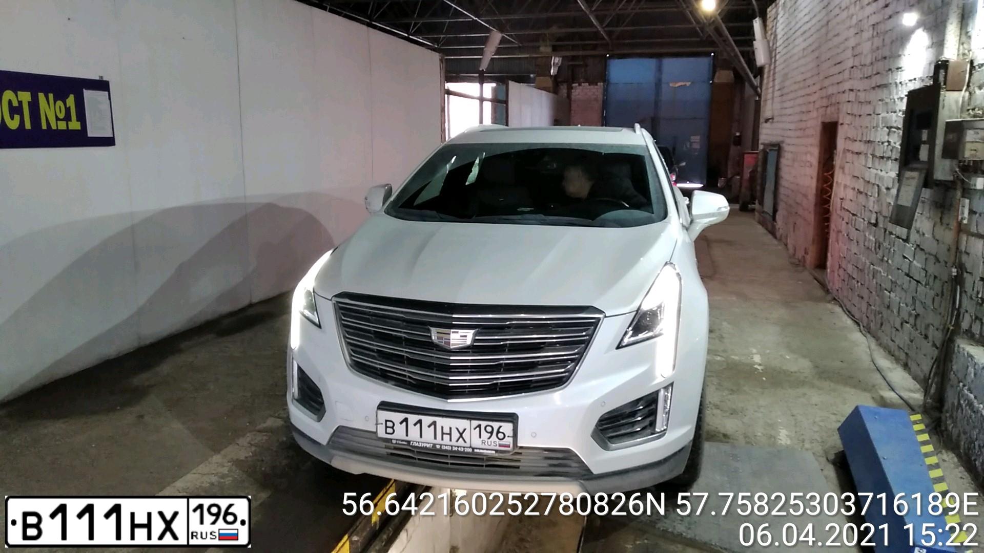 Фото автомобиля CADILLAC XT5, 2016 — госномер В111НХ196. Цвет: БЕЛЫЙ