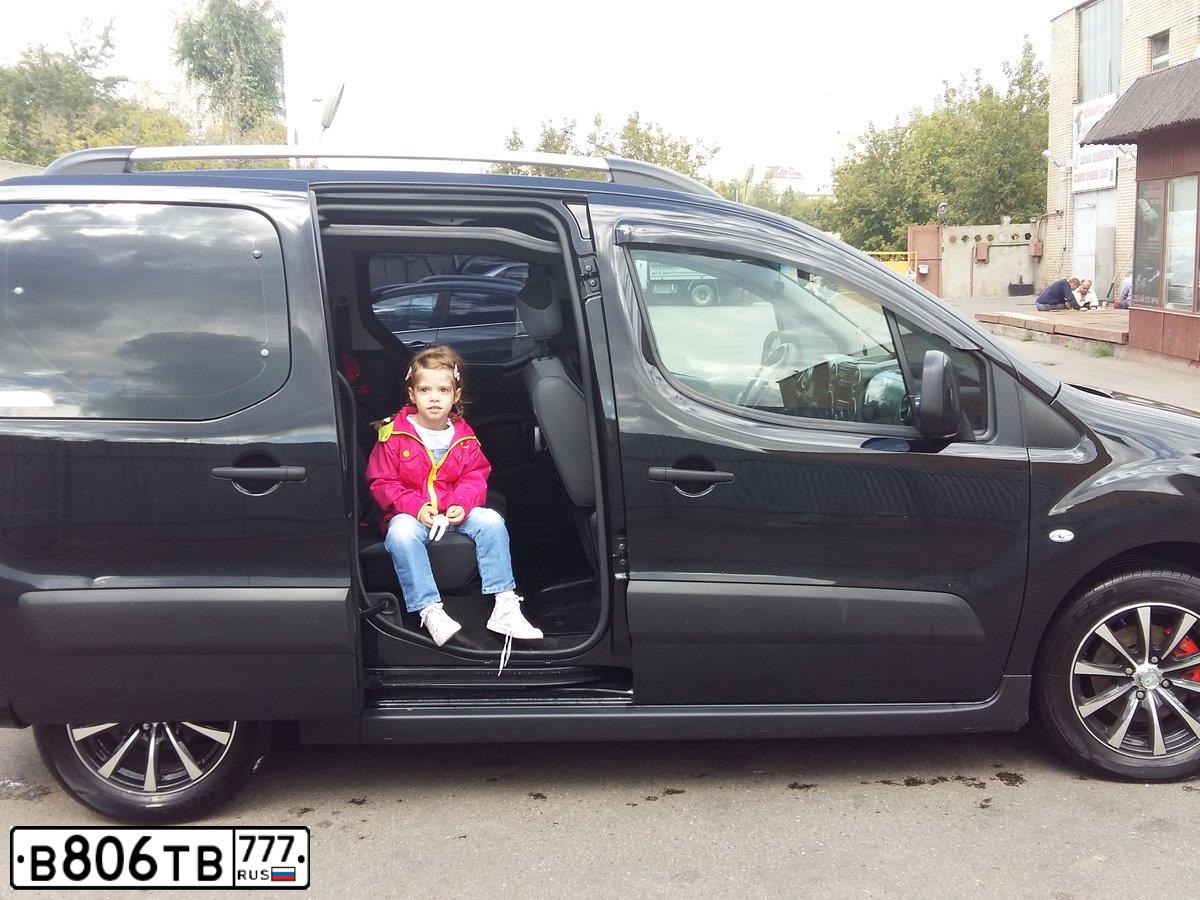 Фото автомобиля CITROEN BERLINGO, 2010 — госномер В806ТВ777. Цвет: ЧЕРНЫЙ