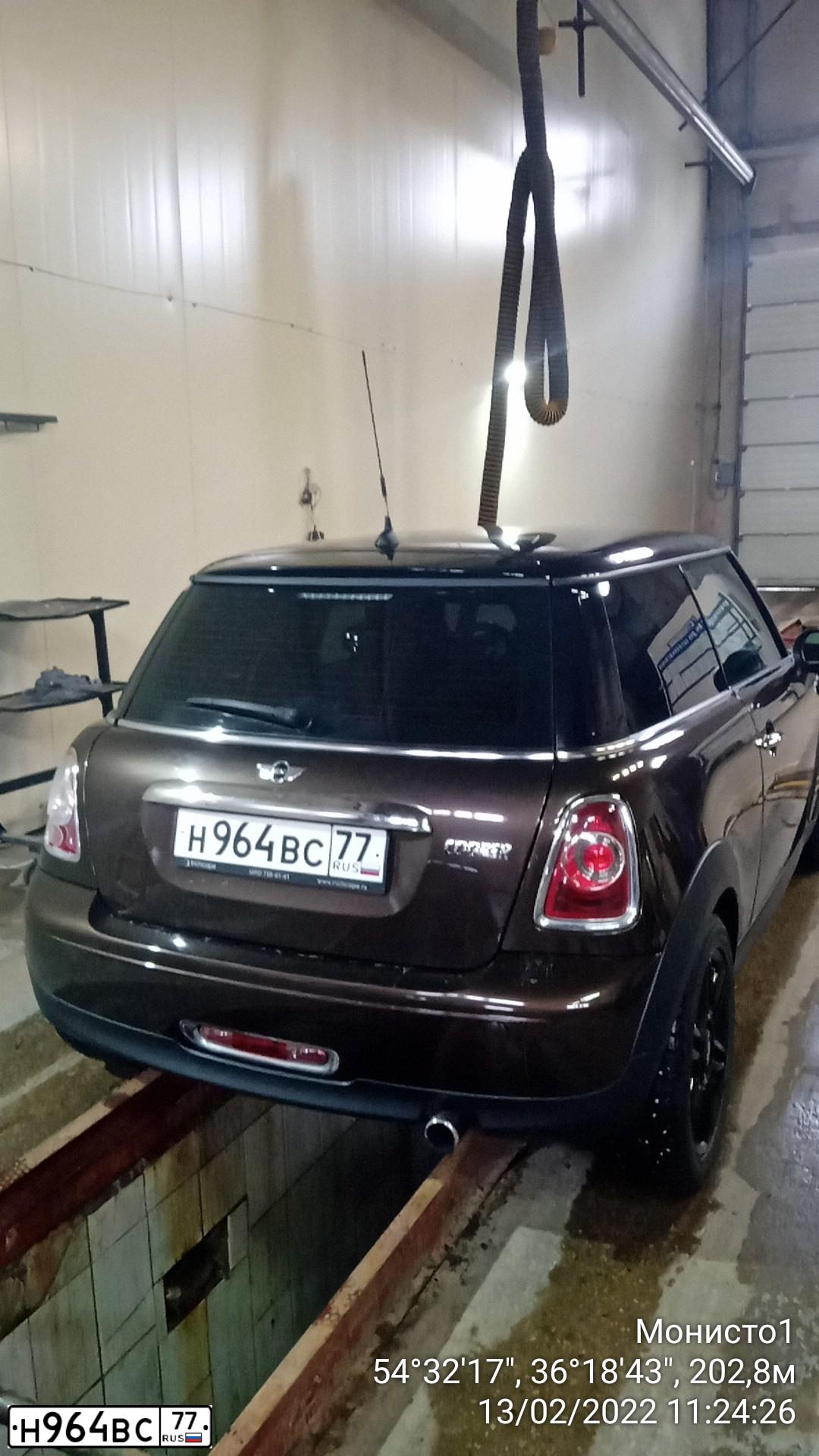 Фото автомобиля MINI MINI, 2012 — госномер Р140НК40. Цвет: Коричневый