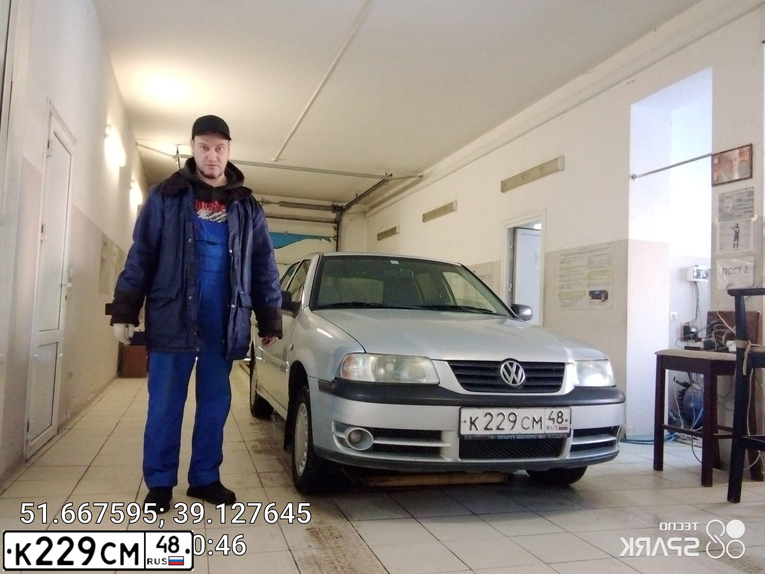 Фото автомобиля VOLKSWAGEN POINTER, 2004 — госномер Н388МР136. Цвет: Серебристый
