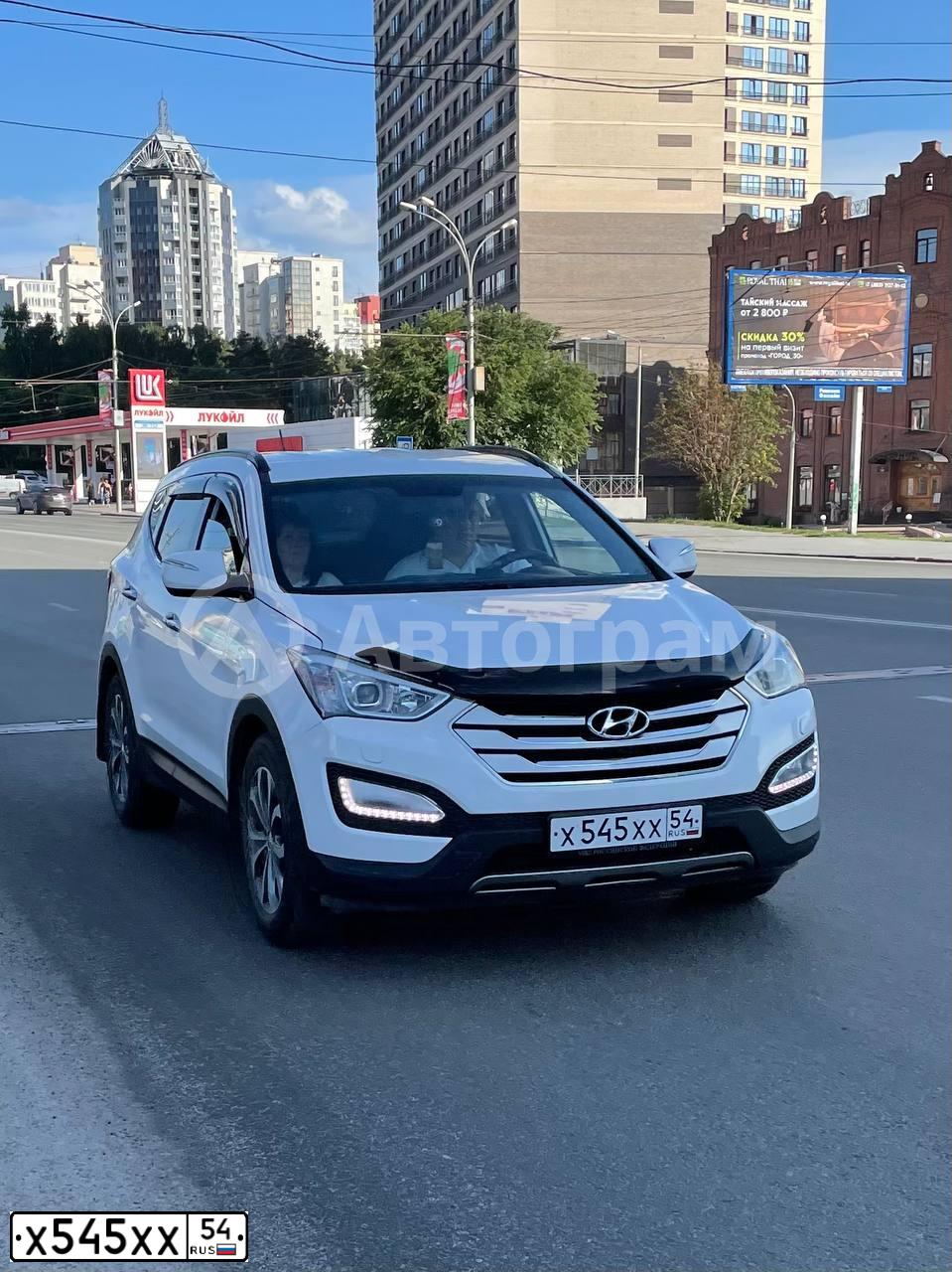 Фото автомобиля HYUNDAI SANTA FE, 2013 — госномер Х545ХХ54. Цвет: БЕЛЫЙ