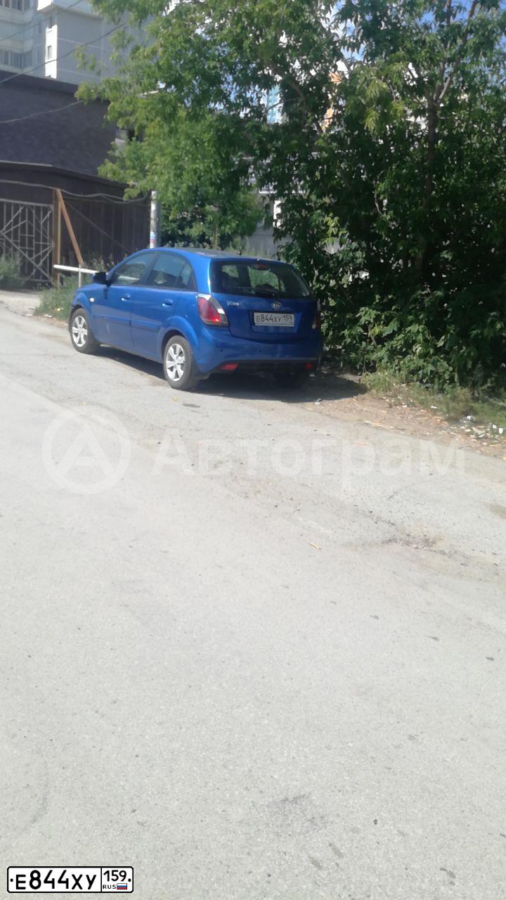Фото автомобиля KIA RIO, 2010 — госномер Е844ХУ159. Цвет: СИНИЙ