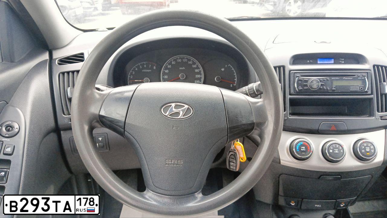 Фото автомобиля HYUNDAI ELANTRA, 2010 — госномер О130УВ702. Цвет: Серебристый