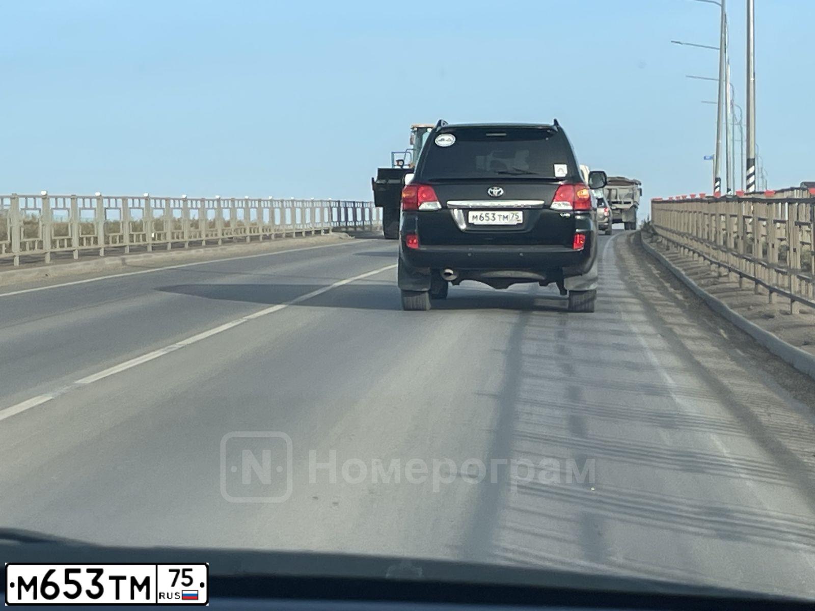 Фото автомобиля TOYOTA LANDCRUISER 200, 2012 — госномер М653ТМ75. Цвет: ЧЕРНЫЙ
