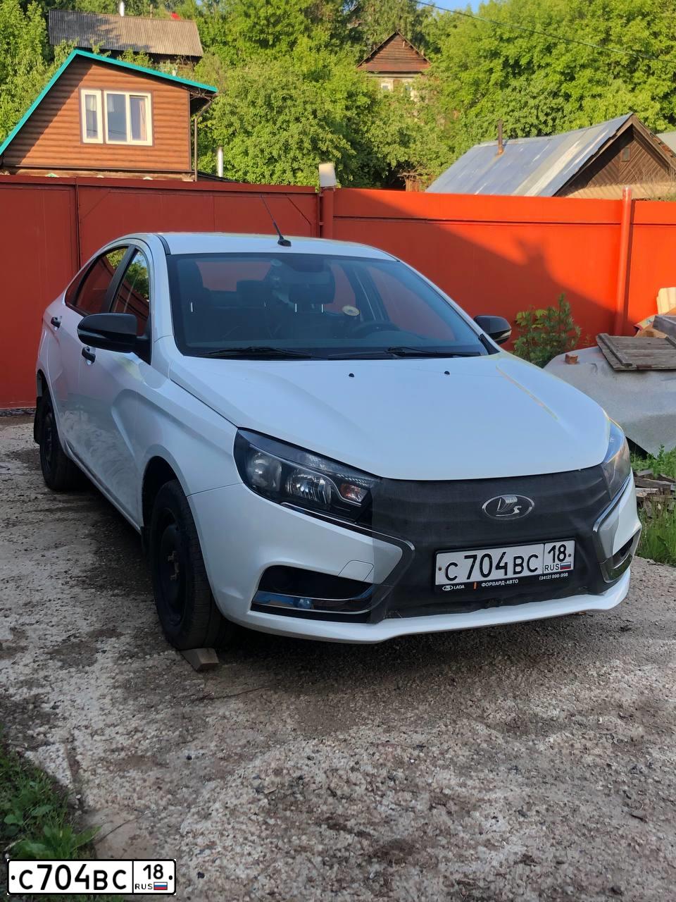 Фото автомобиля LADA VESTA, 2017 — госномер С704ВС18. Цвет: БЕЛЫЙ