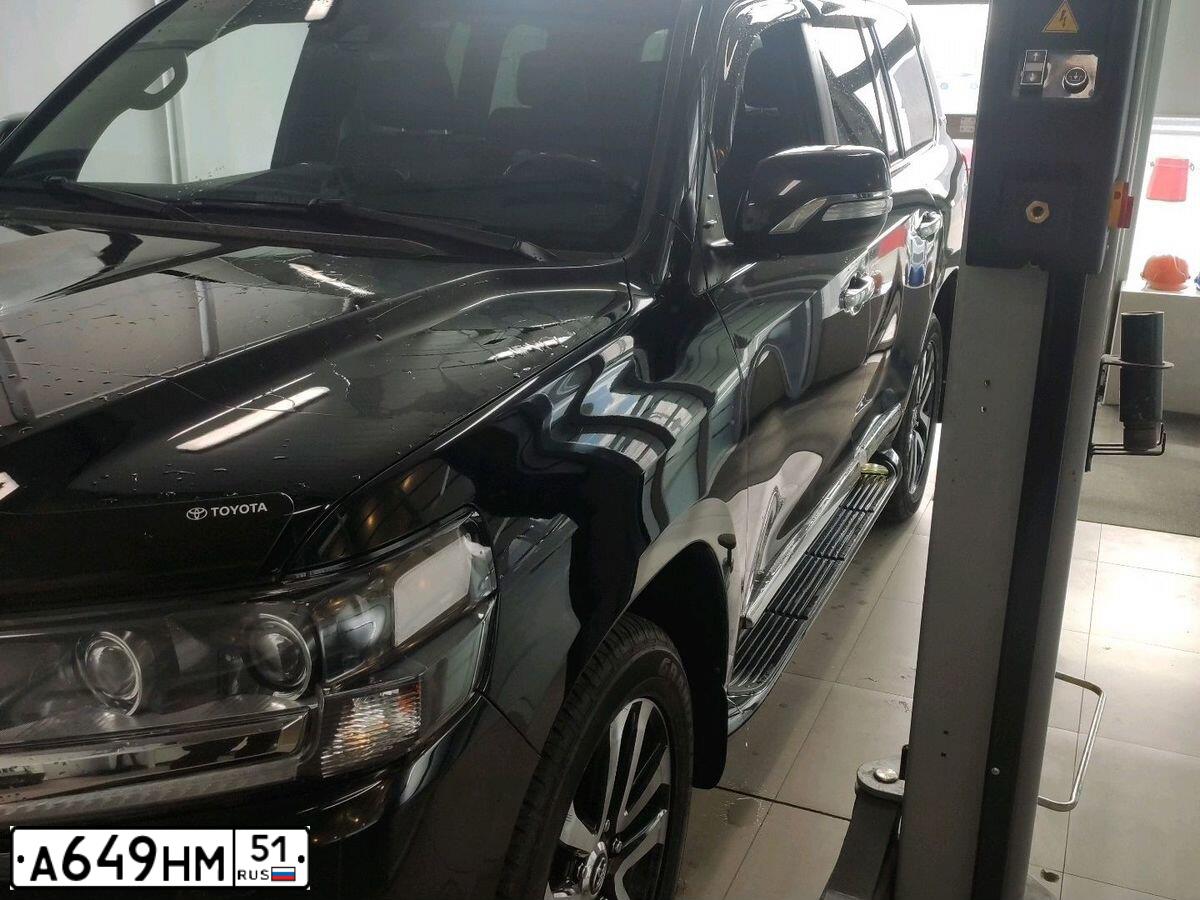 Фото автомобиля TOYOTA LANDCRUISER 200, 2019 — госномер А649НМ51. Цвет: ЧЕРНЫЙ