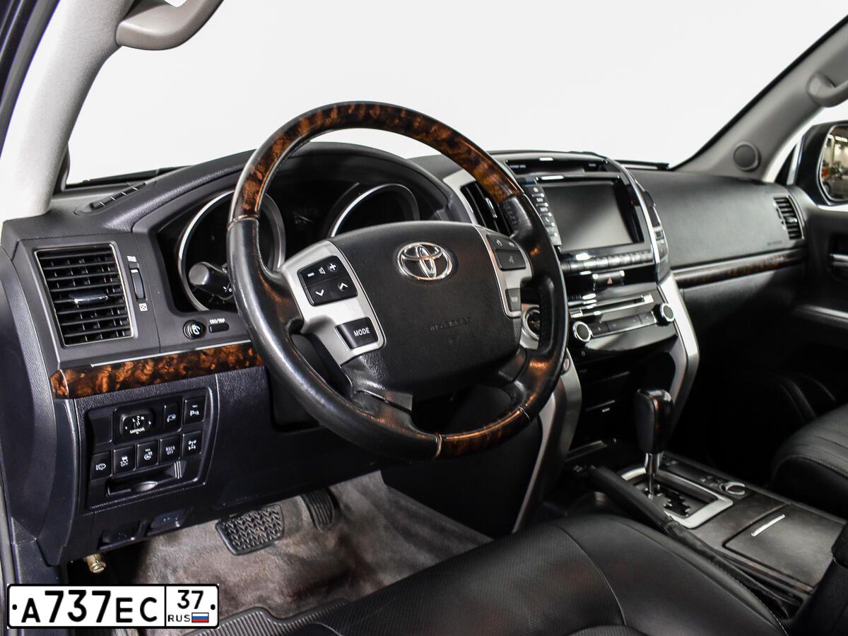 Фото автомобиля TOYOTA LANDCRUISER 200, 2015 — госномер Р070ЕА797. Цвет: СЕРЫЙ