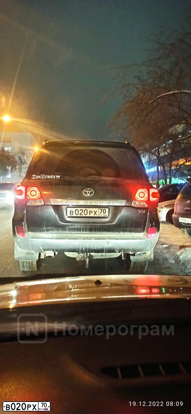 Фото автомобиля TOYOTA LANDCRUISER 200, 2010 — госномер В020РХ70. Цвет: СЕРЫЙ