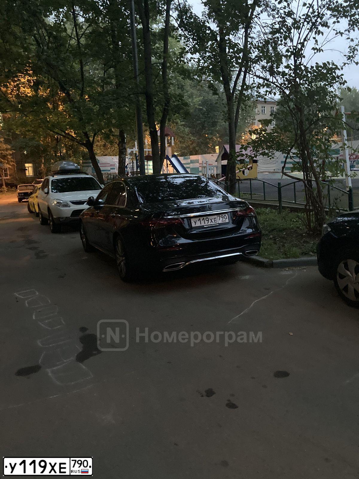Фото автомобиля MERCEDES-BENZ E300, 2021 — госномер О375ХР32. Цвет: ЧЕРНЫЙ