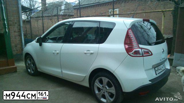 Фото автомобиля RENAULT MEGANE /GRAND/ SCENIC, 2010 — госномер М944СМ161. Цвет: БЕЛЫЙ