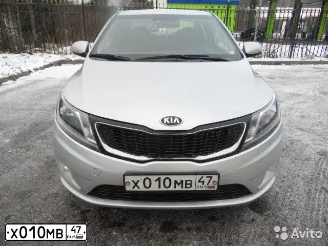 Фото автомобиля KIA RIO, 2013 — госномер Х010МВ47. Цвет: СЕРЕБРИСТЫЙ