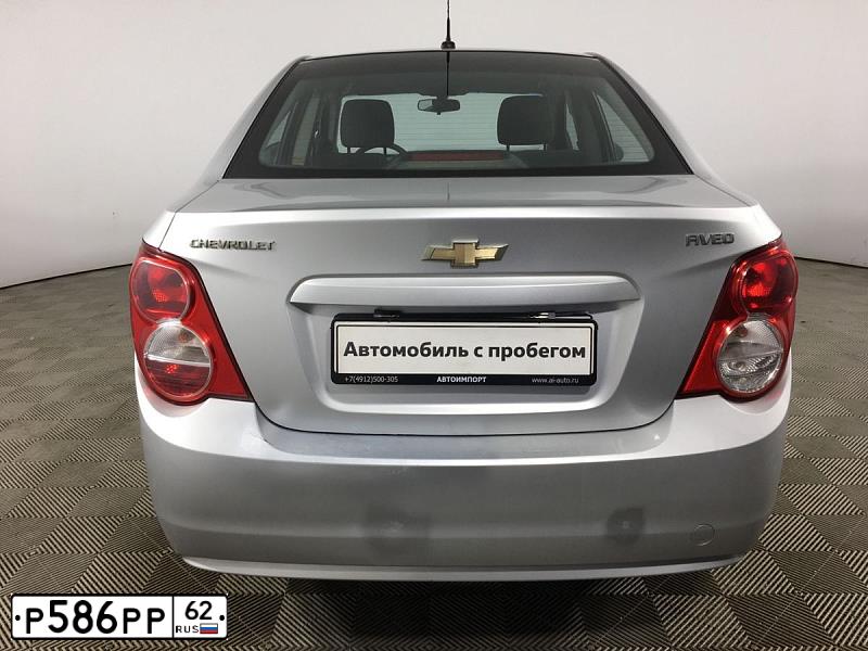 Фото автомобиля CHEVROLET AVEO, 2013 — госномер Р586РР62. Цвет: Серебристый