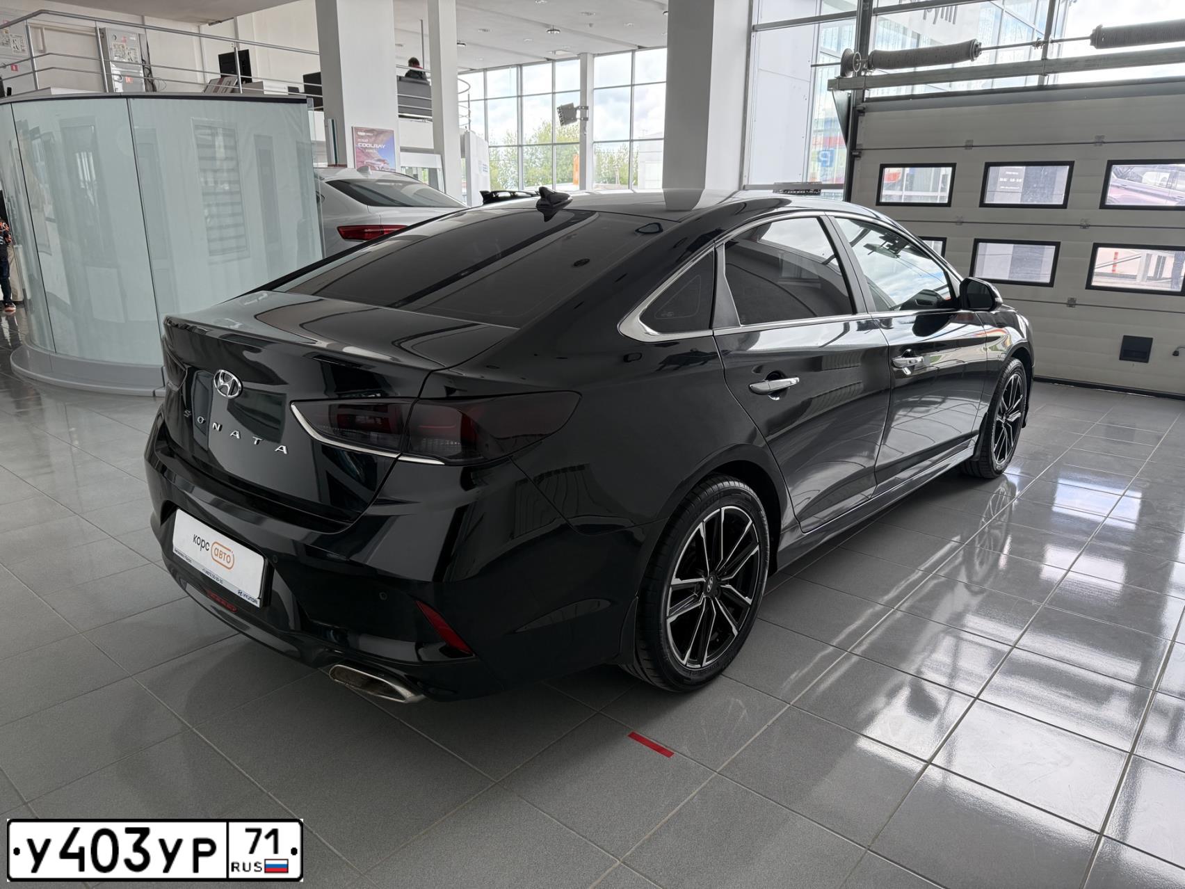 Фото автомобиля HYUNDAI SONATA, 2018 — госномер У403УР71. Цвет: ЧЕРНЫЙ