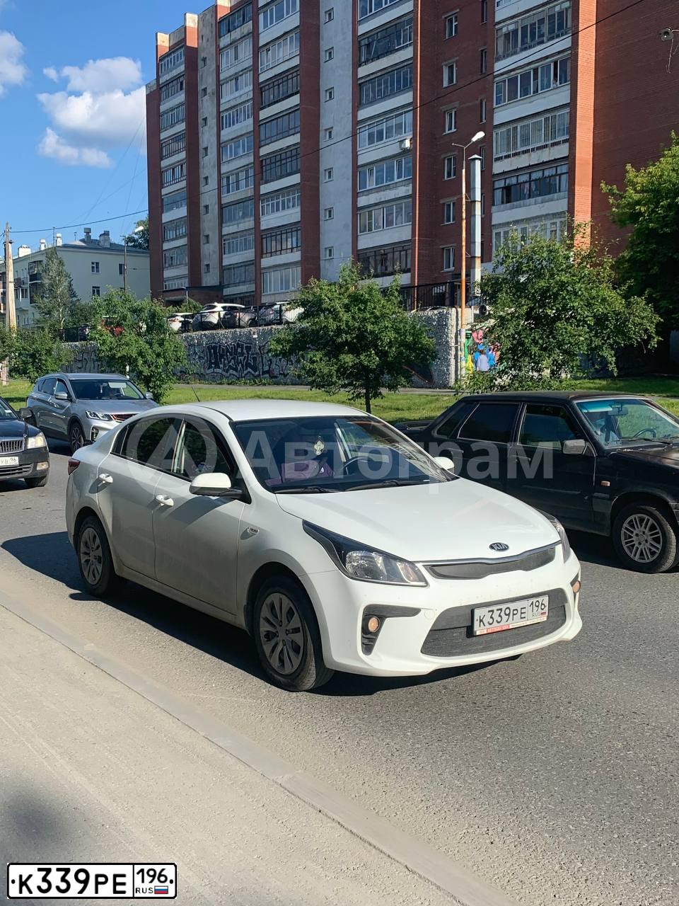 Фото автомобиля KIA RIO, 2018 — госномер К339РЕ196. Цвет: БЕЛЫЙ