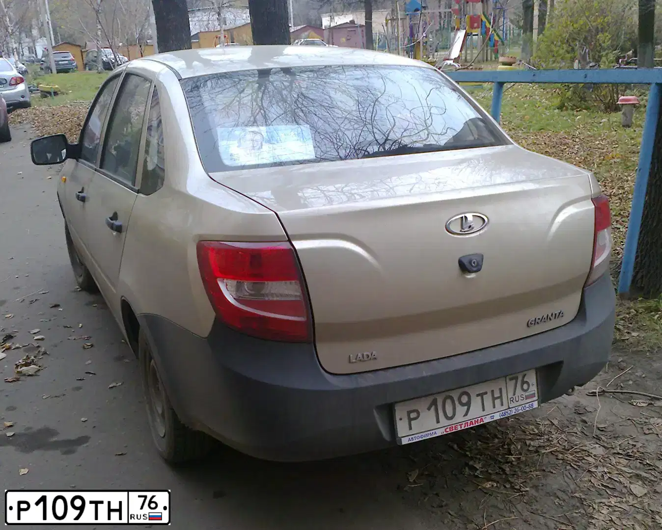 Фото автомобиля LADA 2190 GRANTA, 2013 — госномер Р109ТН76. Цвет: БЕЖЕВЫЙ