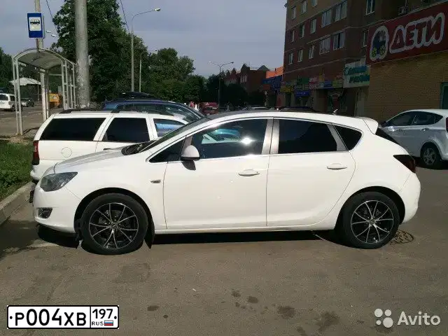 Фото автомобиля OPEL ASTRA, 2012 — госномер Р004ХВ197. Цвет: БЕЛЫЙ