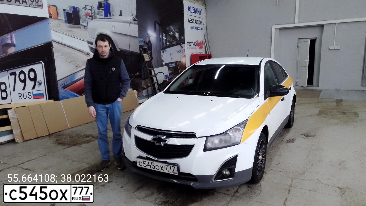 Фото автомобиля CHEVROLET CRUZE, 2013 — госномер С545ОХ777. Цвет: БЕЛЫЙ-ЖЕЛТЫЙ-СЕРЫЙ