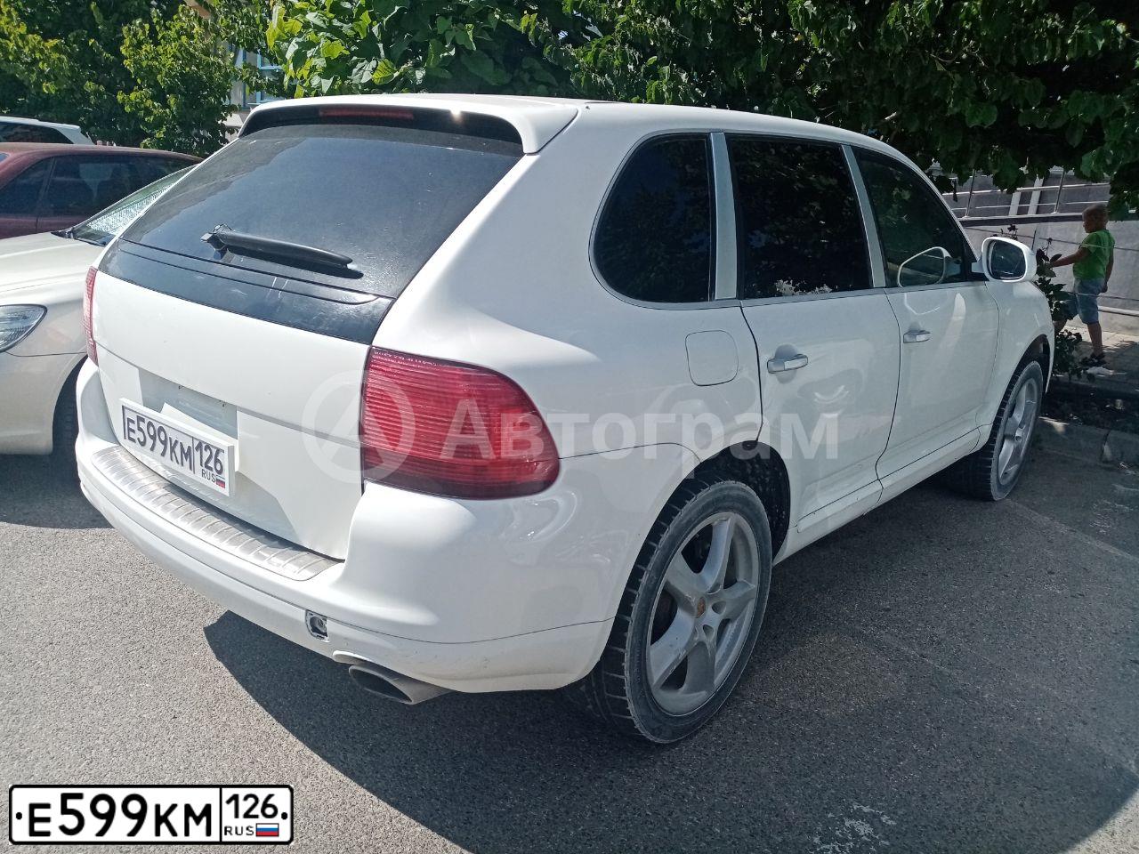 Фото автомобиля PORSCHE CAYENNE, 2005 — госномер Е599КМ126. Цвет: БЕЛЫЙ