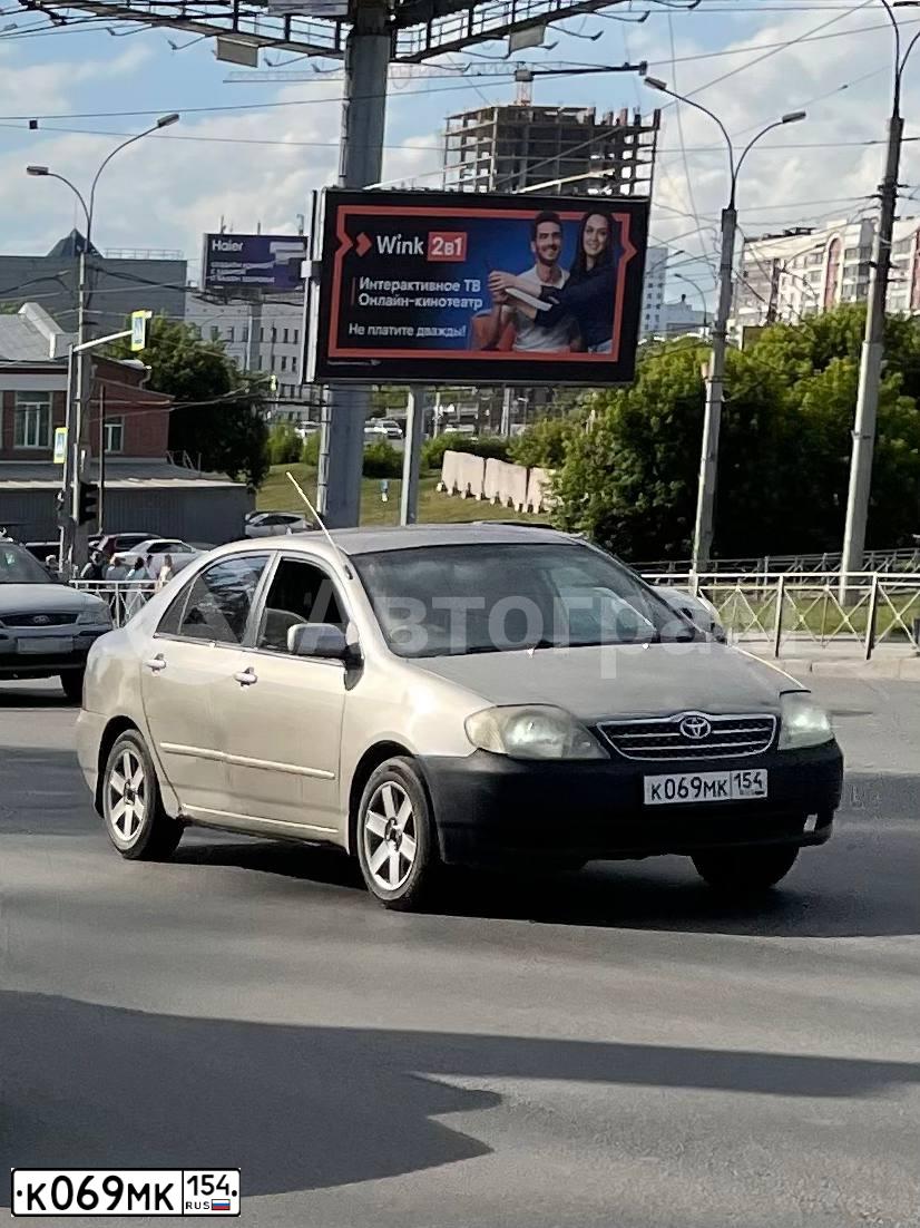 Фото автомобиля TOYOTA COROLLA, 2001 — госномер К069МК154. Цвет: Золотисто-желтый