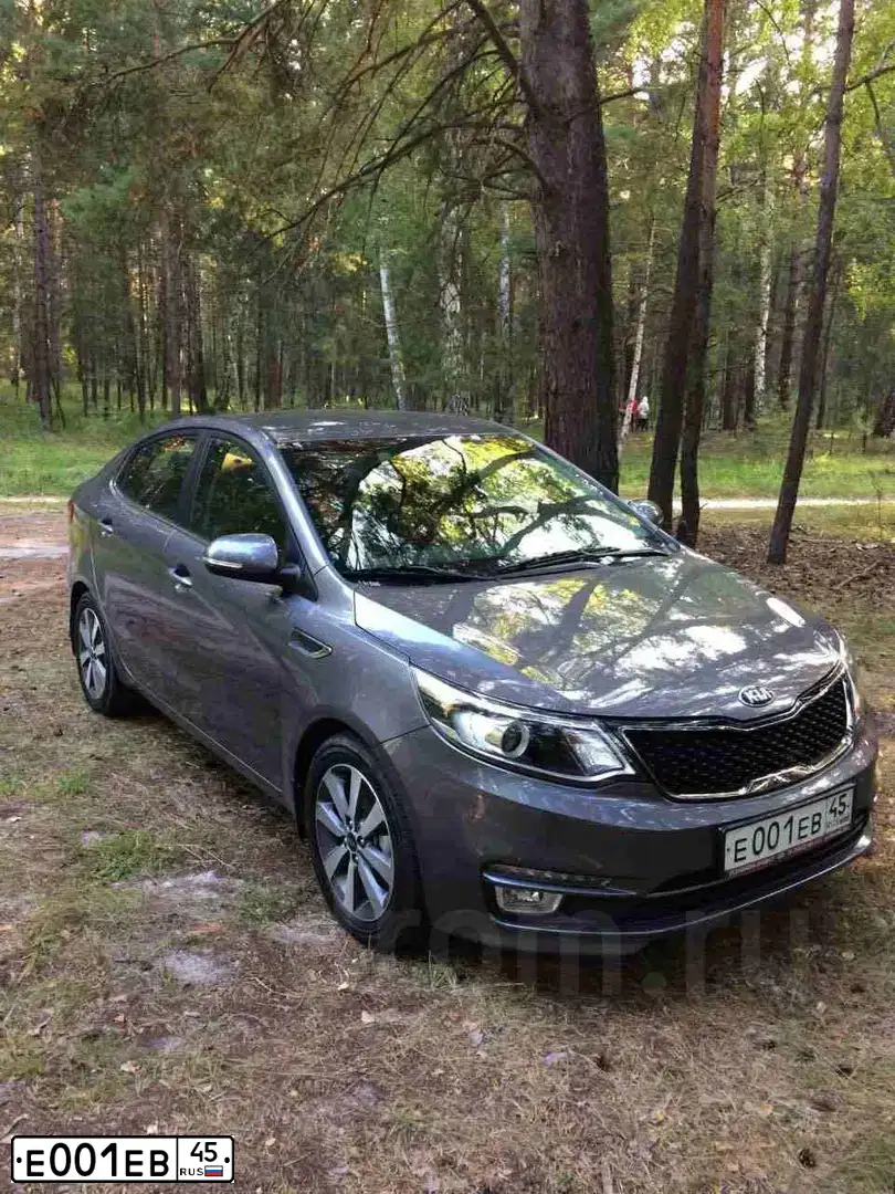 Фото автомобиля KIA RIO, 2016 — госномер Е001ЕВ45. Цвет: ТЕМНО СЕРЫЙ