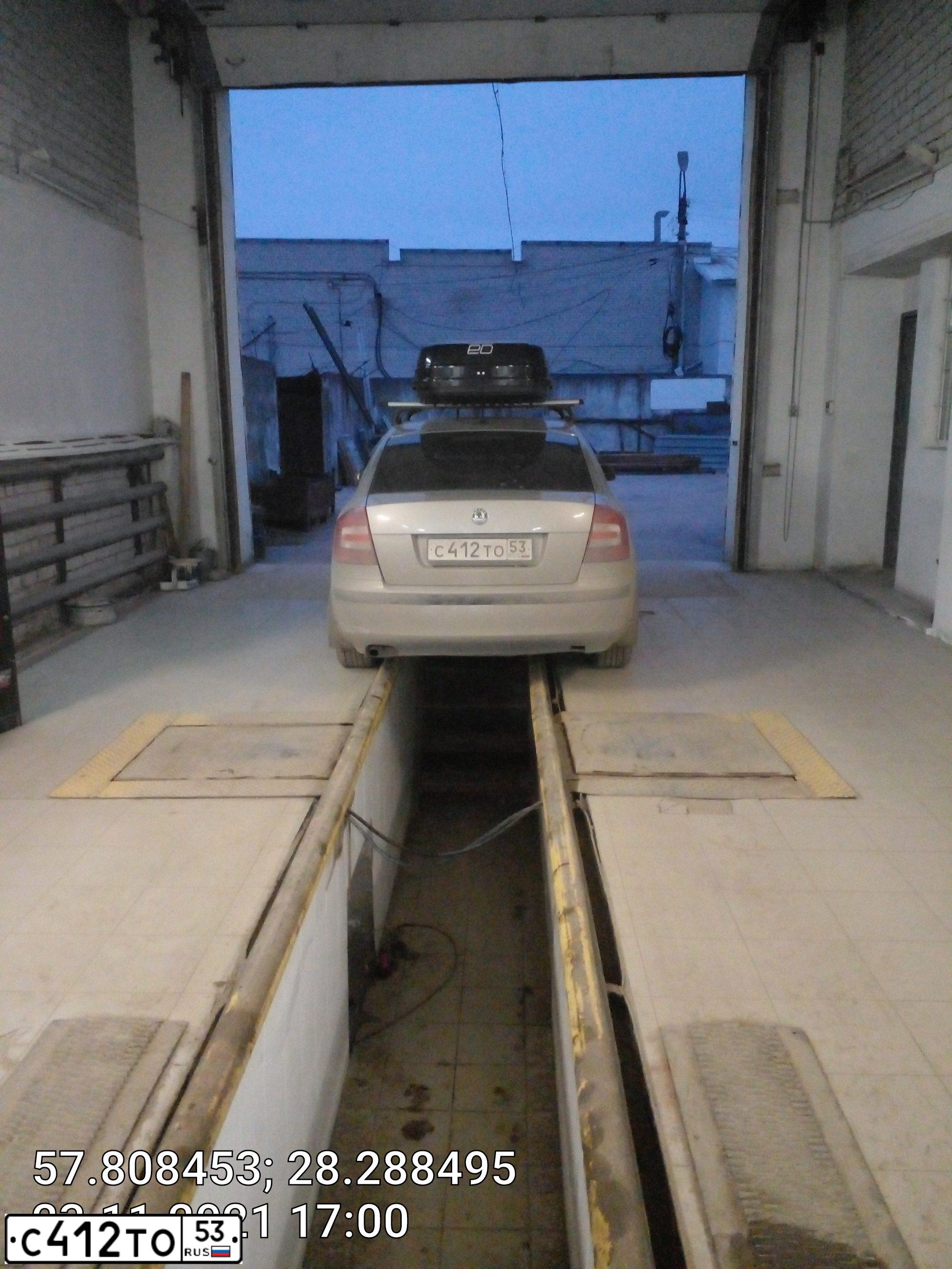Фото автомобиля SKODA OCTAVIA, 2006 — госномер С412ТО53. Цвет: СЕРЫЙ