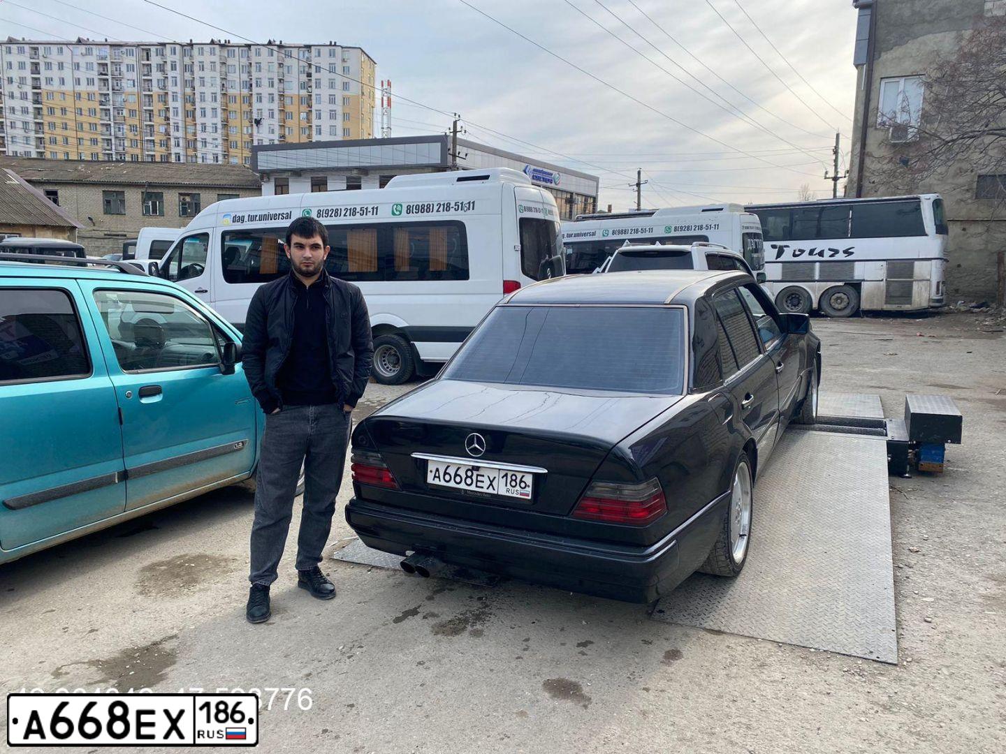 Фото автомобиля МЕРСЕДЕС БЕНЦ Е220, 1995 — госномер У439МА05. Цвет: ЧЕРНЫЙ