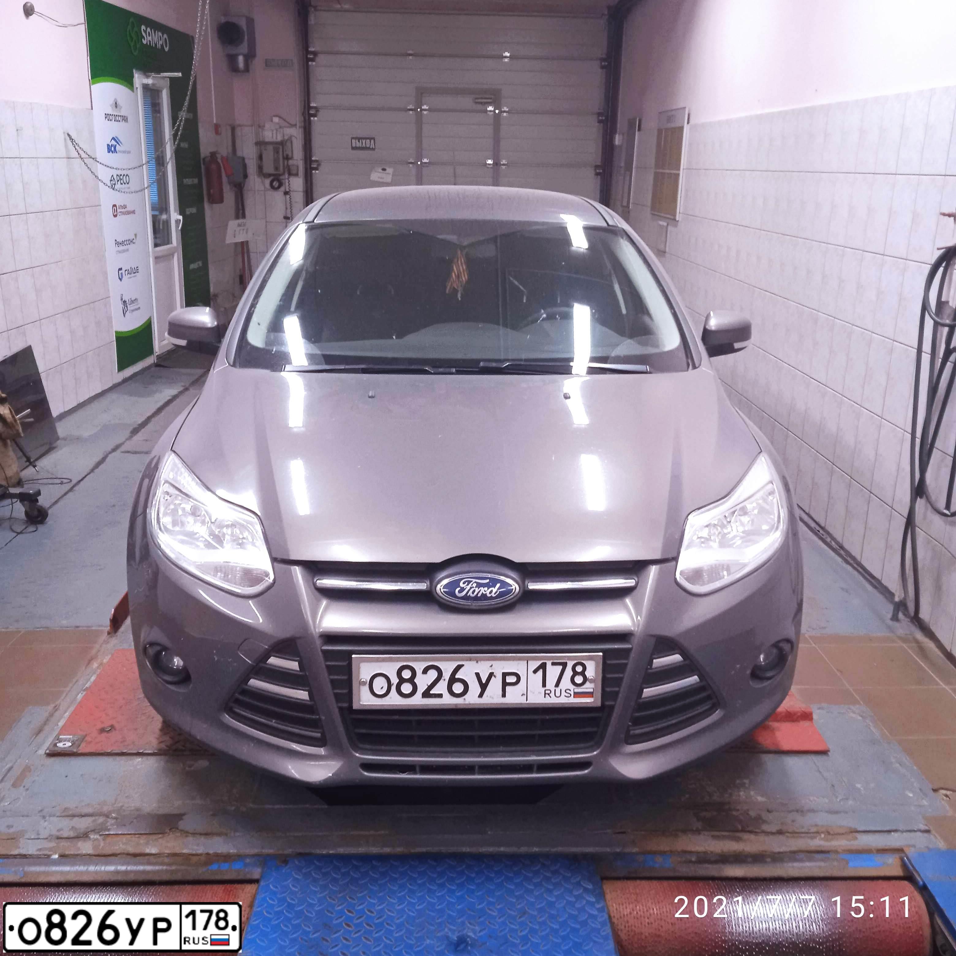 Фото автомобиля FORD FOCUS, 2013 — госномер О826УР178. Цвет: СЕРО-КОРИЧНЕВЫЙ