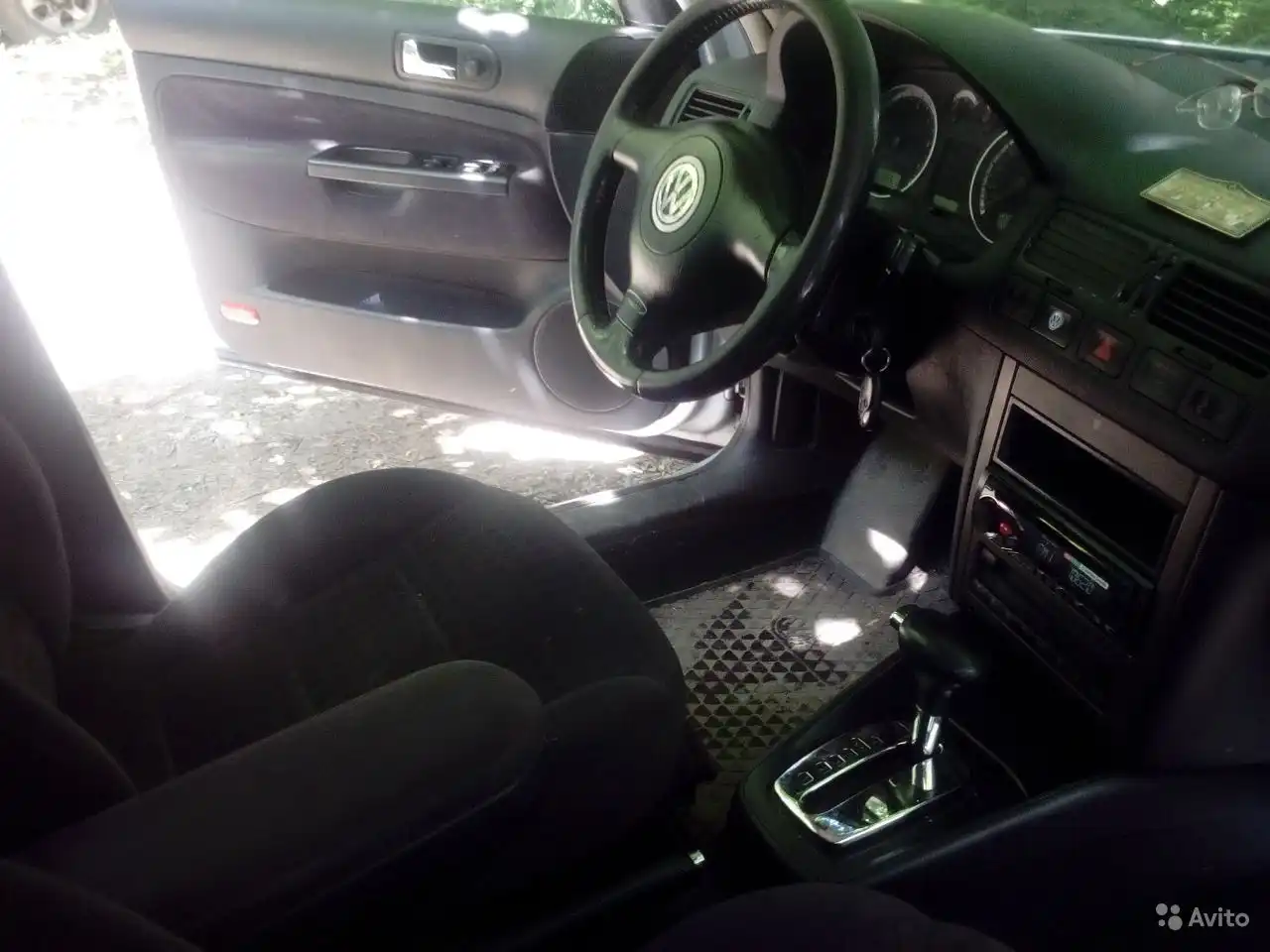 Фото автомобиля VOLKSWAGEN BORA, 2000 — госномер Е350АА150. Цвет: Серебристый