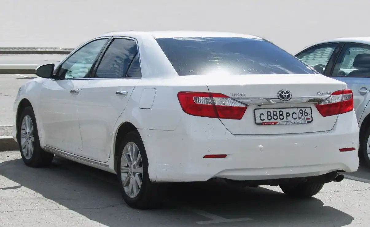 Фото автомобиля TOYOTA CAMRY, 2011 — госномер С888РС96. Цвет: БЕЛЫЙ