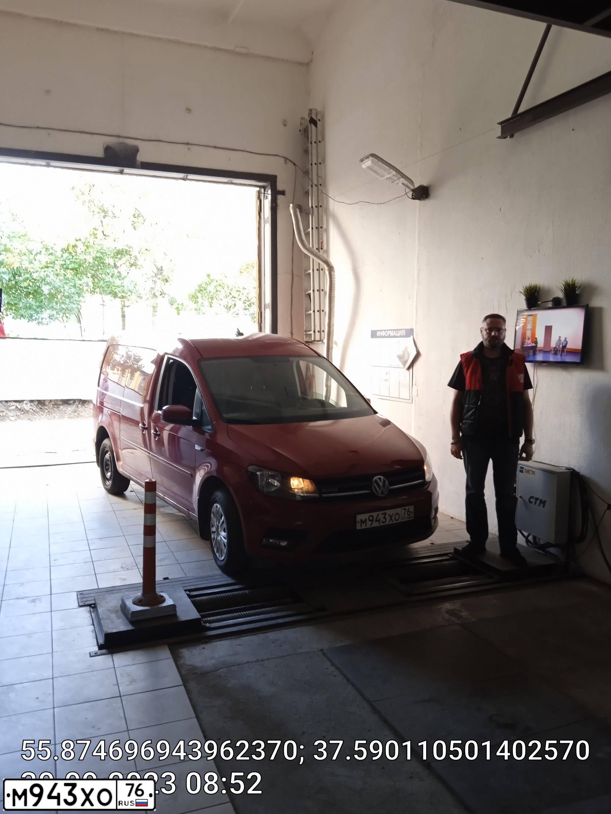Фото автомобиля VOLKSWAGEN CADDY, 2019 — госномер Х331НВ761. Цвет: ВИШНЕВО-КРАСНЫЙ