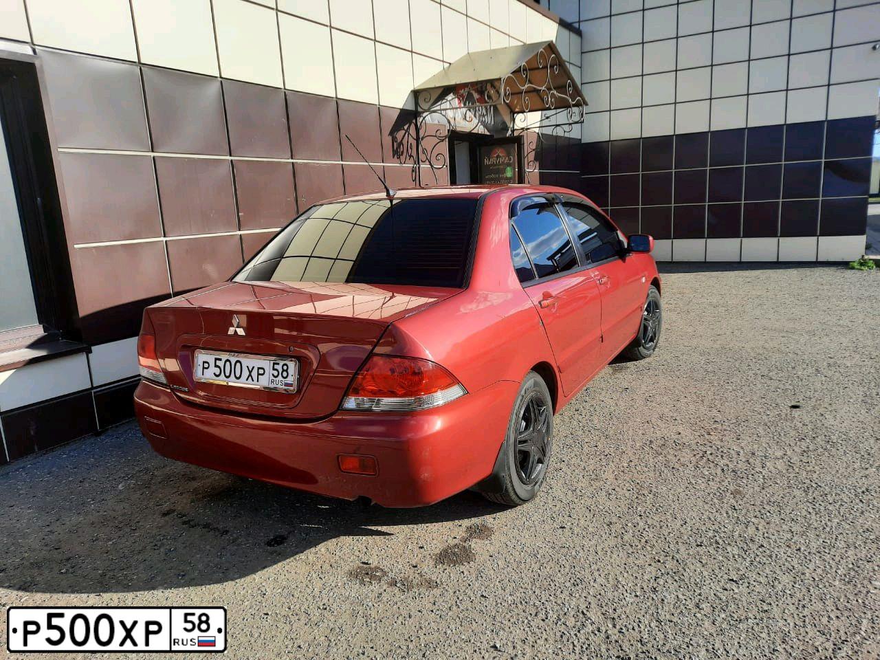 Фото автомобиля MITSUBISHI LANCER, 2005 — госномер Р500ХР58. Цвет: Красный