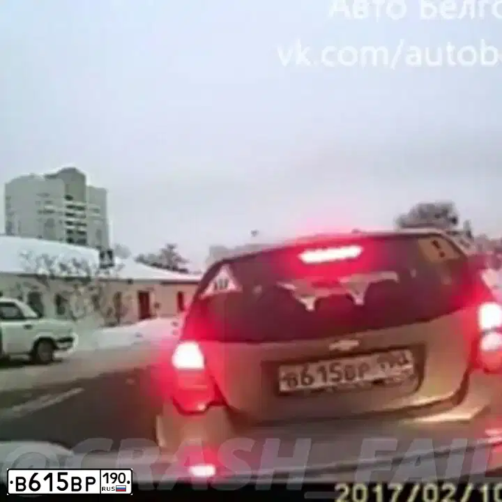 Фото автомобиля CHEVROLET AVEO, 2010 — госномер Т144ОК31. Цвет: СЕРЫЙ