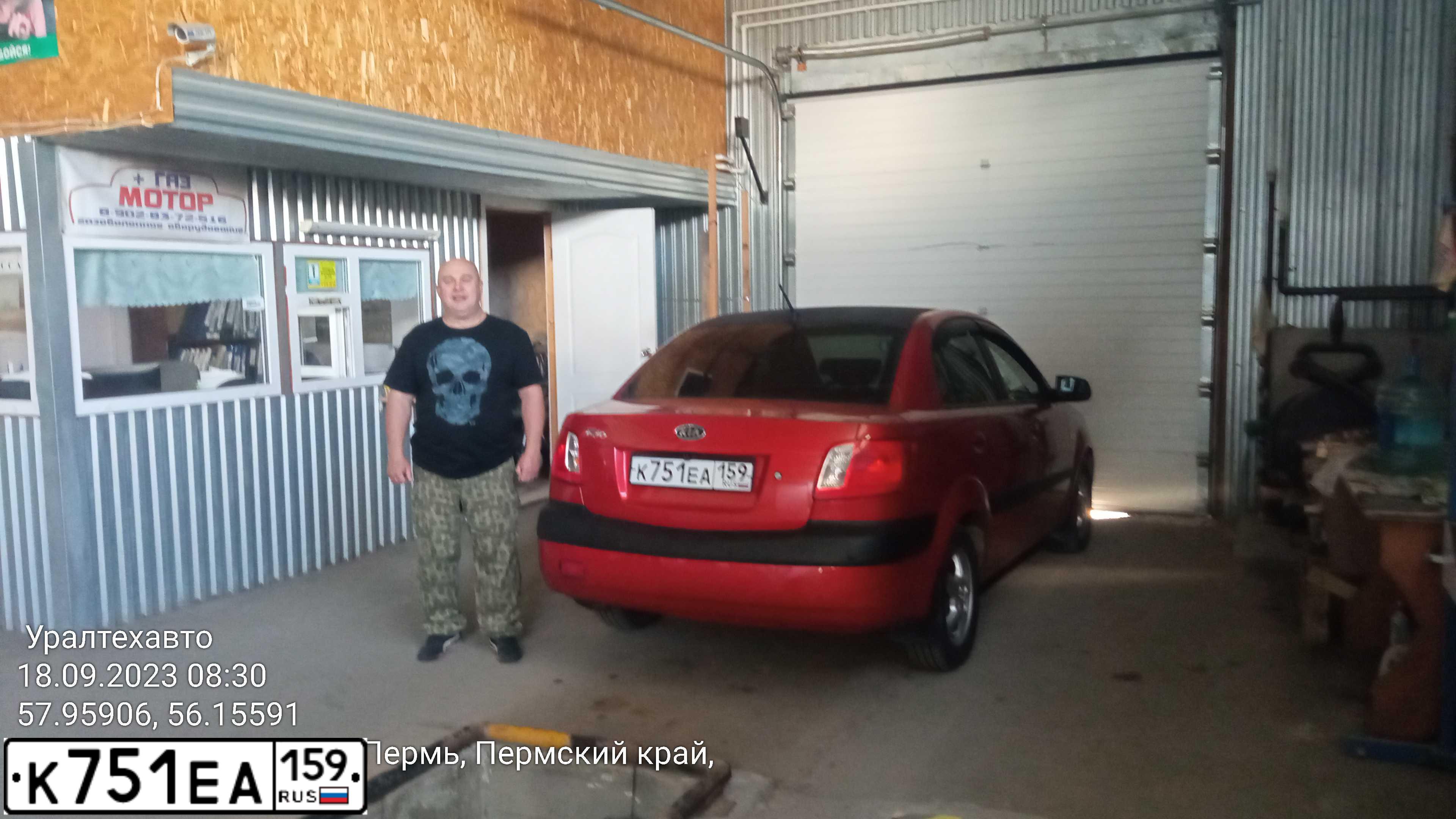 Фото автомобиля KIA RIO, 2006 — госномер Т027ЕО55. Цвет: Красный