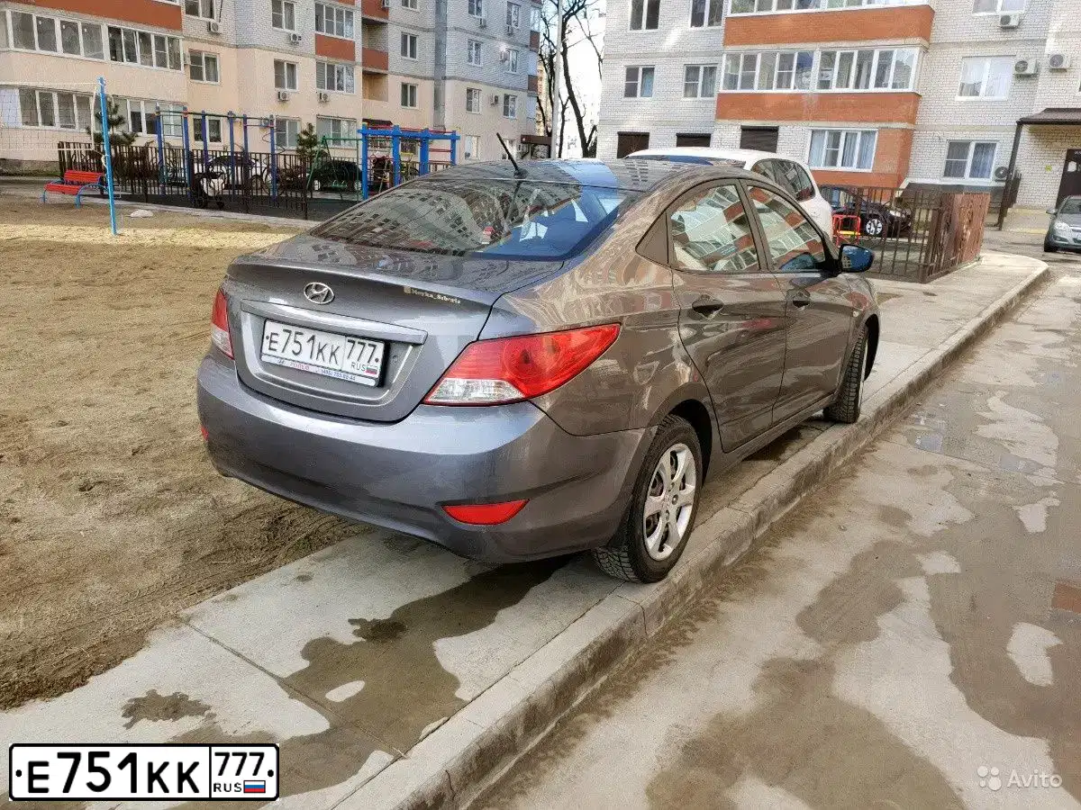 Фото автомобиля HYUNDAI SOLARIS, 2014 — госномер Е190ОМ15. Цвет: ЧЕРНО-СЕРЫЙ