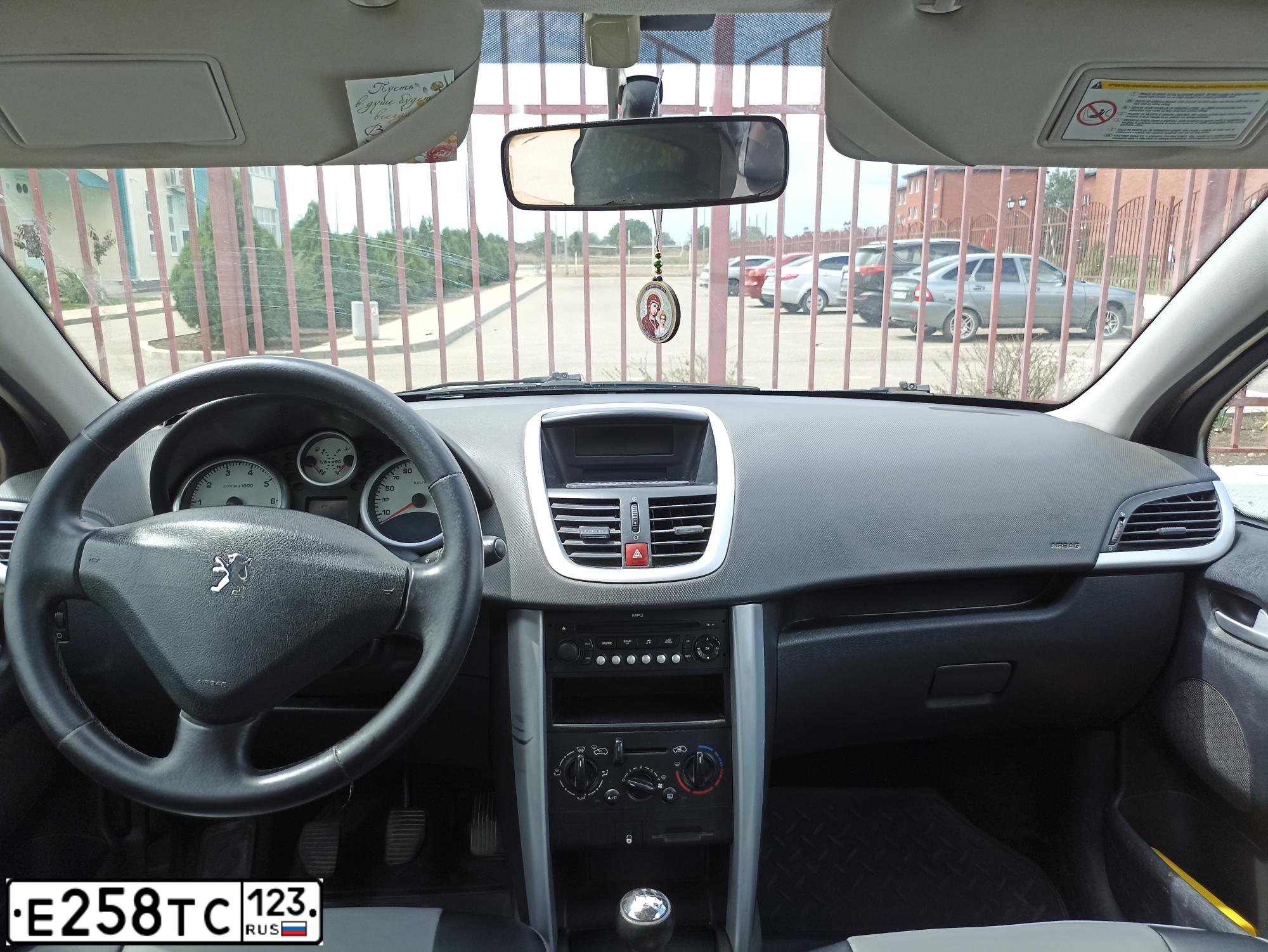 Фото автомобиля PEUGEOT 207, 2009 — госномер Е258ТС123. Цвет: СЕРЕБРИСТЫЙ