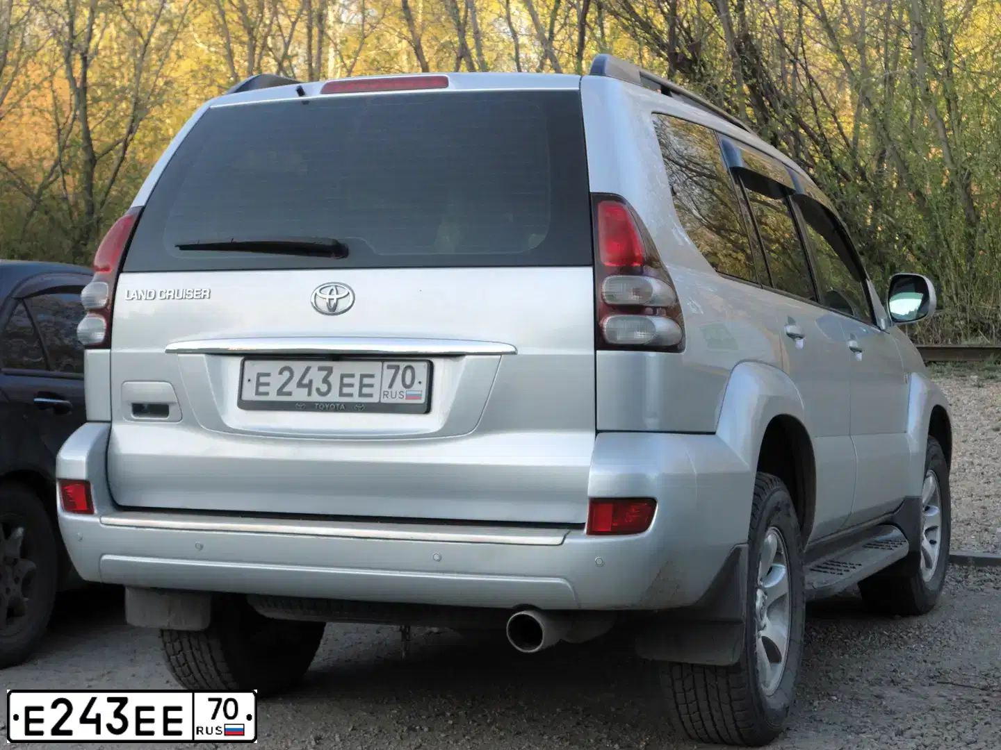 Фото автомобиля TOYOTA LANDCRUISER, 2006 — госномер Е243ЕЕ70. Цвет: СЕРЕБРИСТЫЙ