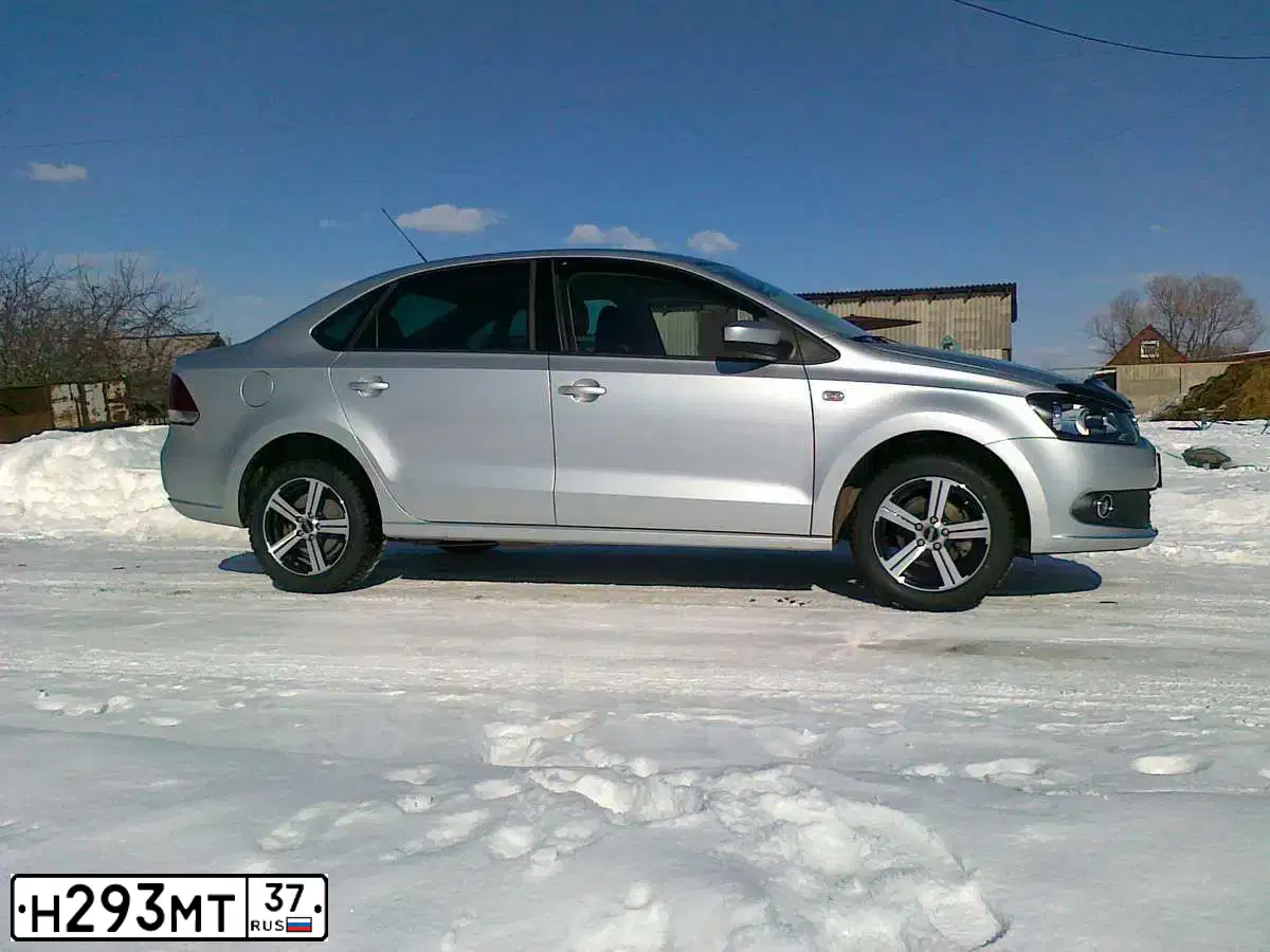 Фото автомобиля VOLKSWAGEN POLO, 2011 — госномер Т377ТТ44. Цвет: СЕРЫЙ