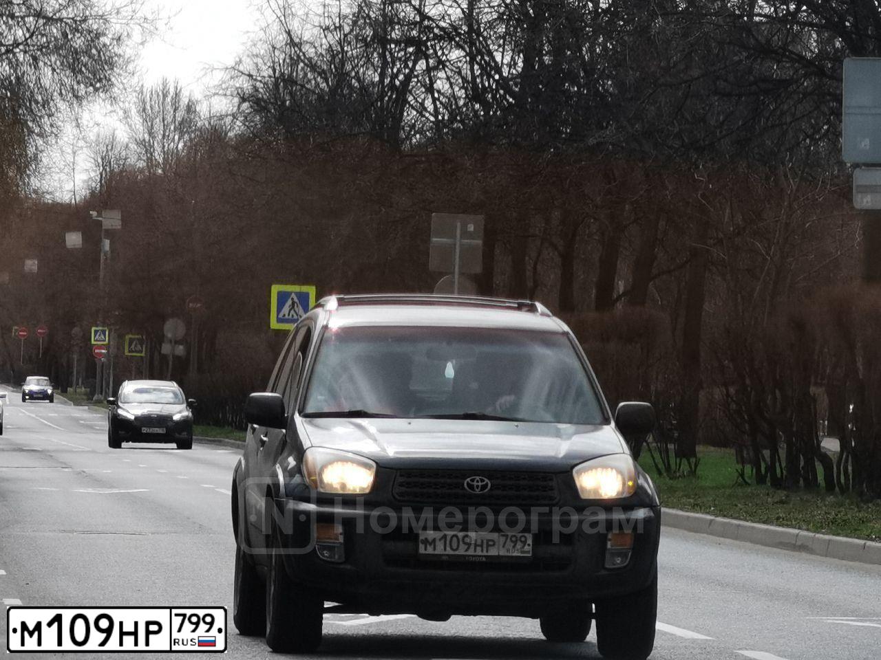 Фото автомобиля TOYOTA RAV4, 2002 — госномер М109НР799. Цвет: ЧЕРНЫЙ