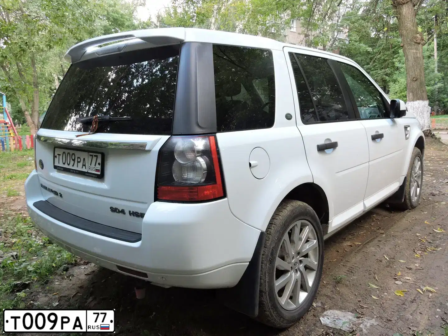 Фото автомобиля LANDROVER FREELANDER, 2012 — госномер Т009РА77. Цвет: БЕЛЫЙ ЯРКИЙ