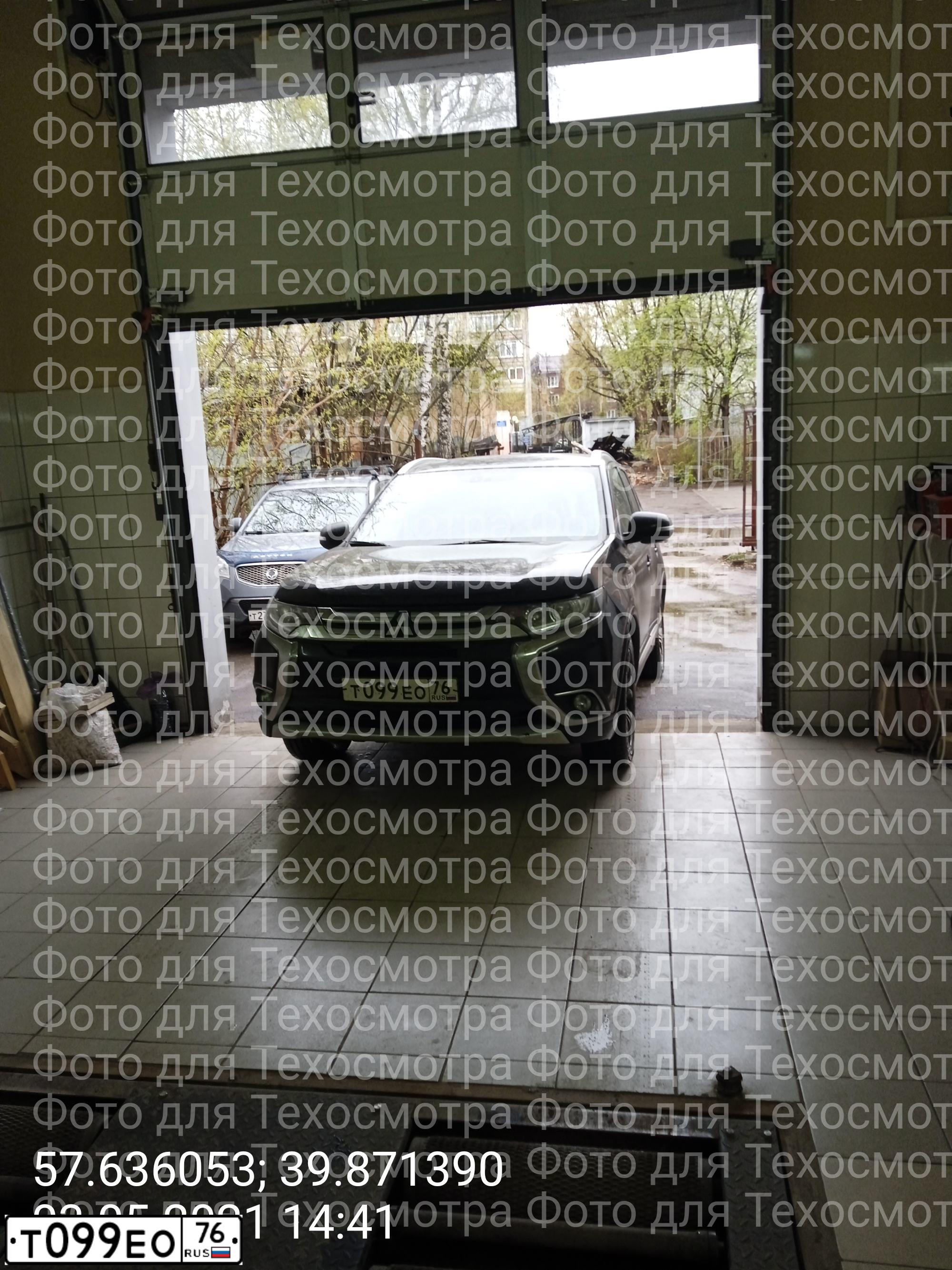 Фото автомобиля MITSUBISHI OUTLANDER, 2015 — госномер Т099ЕО76. Цвет: ЧЕРНЫЙ