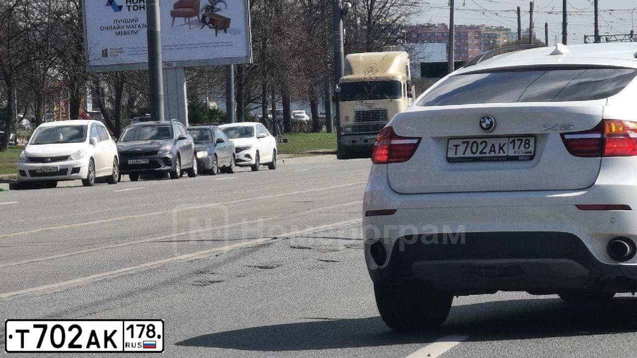 Фото автомобиля BMW X6, 2014 — госномер Т702АК178. Цвет: Белый