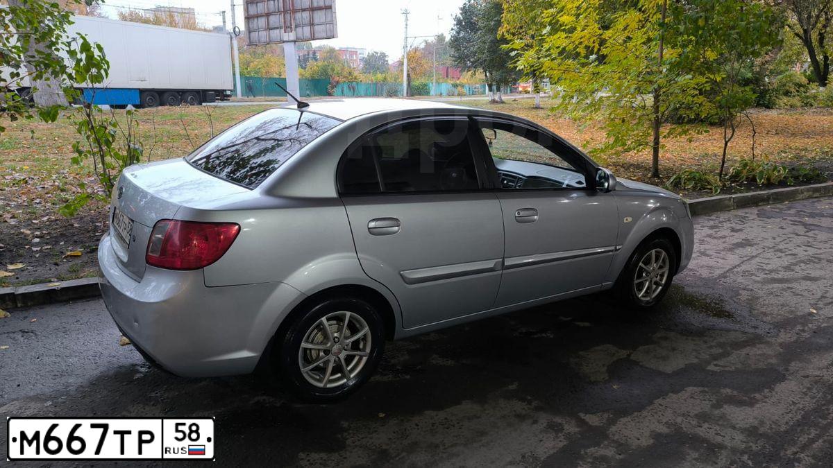 Фото автомобиля KIA RIO, 2009 — госномер М268ОС164. Цвет: Серебристый