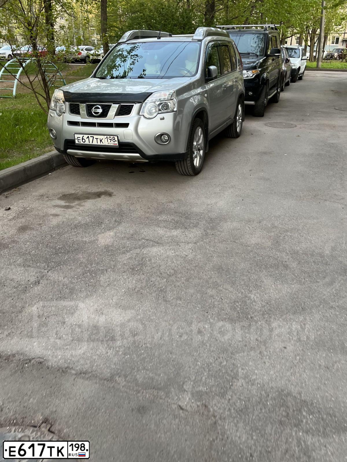 Фото автомобиля NISSAN X-TRAIL, 2013 — госномер Е617ТК198. Цвет: серебристый