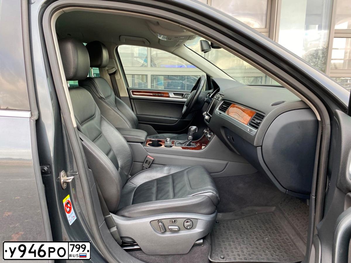 Фото автомобиля VOLKSWAGEN ТУАРЕГ, 2013 — госномер Н600ЕН134. Цвет: ТЕМНО-СЕРЫЙ