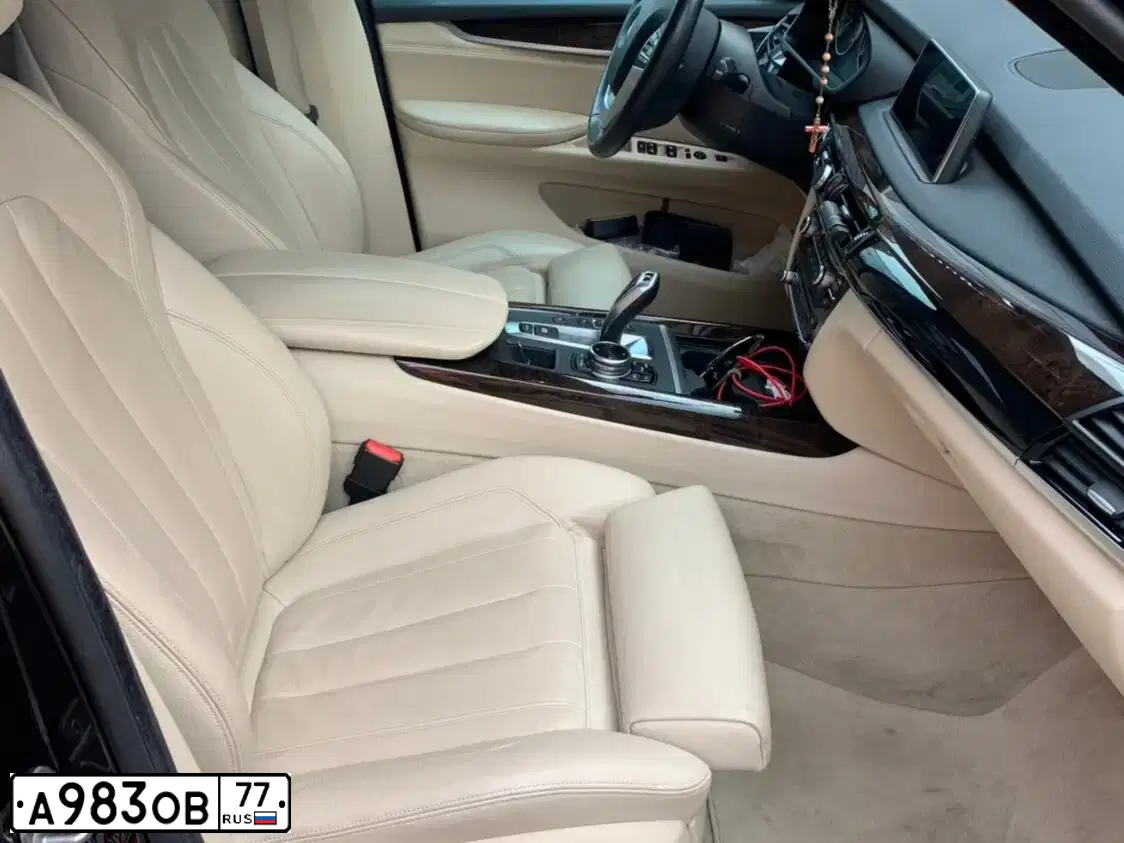 Фото автомобиля BMW X5, 2013 — госномер А064ЕА790. Цвет: Коричневый