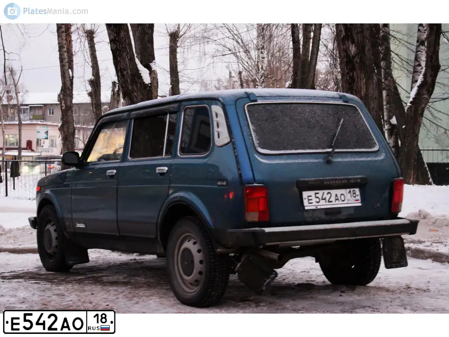 Фото автомобиля LADA 2131 NIVA, 2005 — госномер Е542АО18. Цвет: СИНЕ-ЗЕЛЕНЫЙ