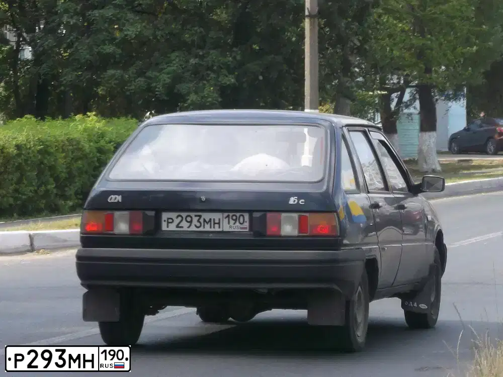 Фото автомобиля IZH 2126, 2004 — госномер Р293МН190. Цвет: ЗЕЛЕНЫЙ ТЕМНЫЙ